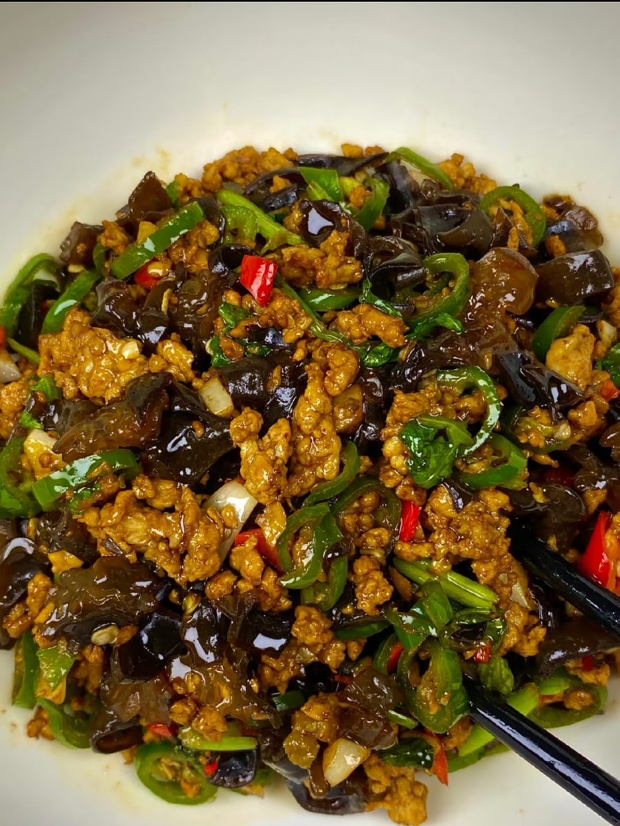 Vogro148247's tweet photo. 【食材测评】这款东北秋木耳太绝了！泡发率高无杂质，口感脆爽，炒肉拌凉菜都适配，干香浓郁，闭眼入！， https://t.co/oDnTNN8nq8