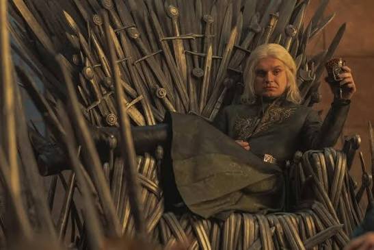 SonyerOriginal's tweet photo. Mira como se sienta este CHAD en el trono de hierro. Ni se corta como la otra tibia. Ya está, el legítimo rey es Aegon II Targaryen. https://t.co/Y6ktpCfDJJ