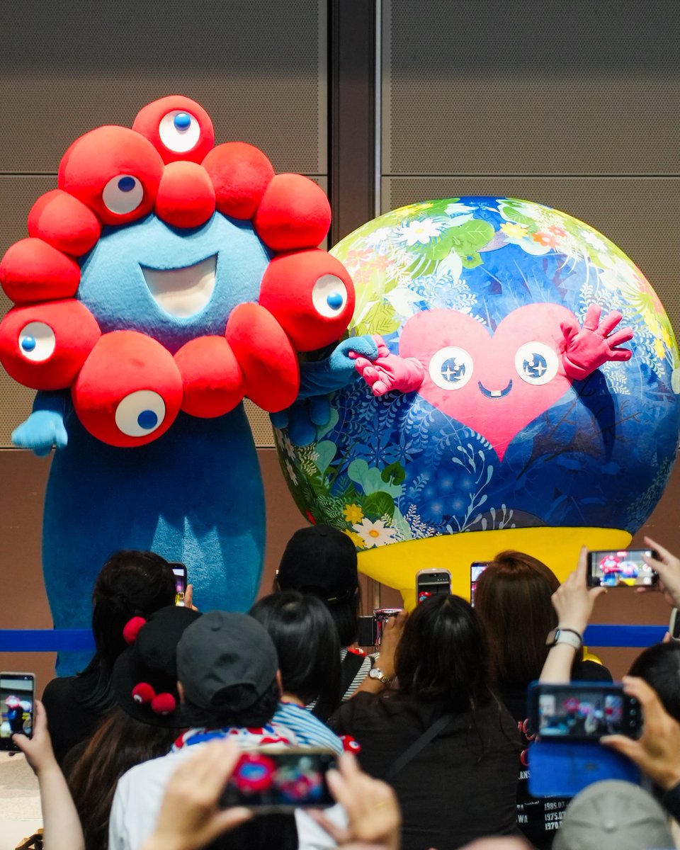 expo2027_japan's tweet photo. ／
トゥンクトゥンクとミャクミャクに会えるチャンス💙
EXPO2025 Futures Tour
＼

”祭り”をテーマに大阪・関西万博で生まれた出会いやつながり、そして未来への熱量を日本全国へとつなげていく「EXPO2025 Futures Tour」が全国6都市で開催します✨

会場では、GREEN×EXPO 2027 のPRブースが登場！

そして一部会場では…
ミャクミャク、トゥンクトゥンクの共演も予定されています！

大阪・関西万博からGREEN×EXPO 2027へ。
未来へつながるバトンを受け取りながら、
トゥンクトゥンクにもぜひ会いに来てください🌼

📢今週末 8月8日(土)・9日(日)は
新潟市中央区CoCoLo新潟1F 吹き抜け広場「ガタリウム」で開催。
https://t.co/ujLzOQ21q9
会場でお待ち��ています♪

👇他にも楽しい催しがたくさんあります！

「Futures Piece Project」では大屋根リングの端材を使い、「万博から生まれたカケラ」として生まれ変わらせたアートを展示。
「ミャクミャクハウス」では原画やぬいぐるみなどを通してミャクミャクとの思い出を振り返り、「Futures Diary」と「いつでもどこでも大阪・関西万博”360° View”」では、写真や映像で会場の感動を振り返っていただけます。

また、未来への願いを届ける参加型コンテンツ「Futures Message HANABI」に加え、日本館模型や各国パビリオン展示を楽しめる「Co-Creation Pavilion」も登場します。

さらに、スタンプラリー「Futures SPECIAL STAMP」や「GREEN×EXPO 2027ブース」、さらにミャクミャクとトゥンクトゥンクの共演ステージ、限定ブラックVer.の「ミャクミャクぬいぐるみくじ」など、���博の魅力をもう一度楽しめる内容がそろっています。

📍今後の開催都市

すでに開催された広島・高松会場に続いて、
今後は新潟・金沢・名古屋・東京とメモリアルキャラバンします。

＜新潟会場＞
開催日時：2026年8月8日(土)・9日(日)
10時～18時
場所：CoCoLo新潟1F 吹き抜け広場「ガタリウム」
（新潟県新潟市中央区）

＜金沢会場＞
開催日時：2026年8月29日(土)・30日(日)
10時～18時
場所：金沢フォーラス　メインエントランスコート
（石川県金沢市）

＜名古屋会場＞
開催日時：2026年9月12日(土)・13日(日)
10時～18時
場所：ＫＩＴＴＥ名古屋　1階　アトリウム
（愛知県名古屋市中村区）

＜東京会場＞
開催日時：2026年10月10日(土)・11日(日)
10時～18時
場所：麻布台ヒルズ アリーナ
（東京都港区）

※会場により実施コンテンツは異なります。

皆さんにお会いできるのを楽しみにしています！

会���でトゥンクトゥンクを見かけたら、
ぜひ写真を撮って「#トゥン活」「#トゥンクトゥンク応援団」で投稿してくださいね📸✨

#withGREENEXPO
#GREENEXPO2027
#2027年国際園芸博覧会
#トゥンクトゥンク
#大阪関西万博