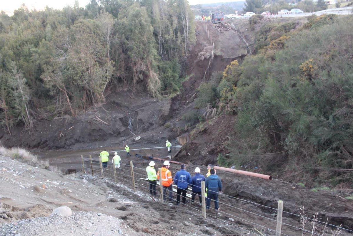 Damian_Chile's tweet photo. CASTRO 🔴 #Chiloé

Declararon Alerta Amarilla y evacuación preventiva en sector "La Chacra" por socavón en el Bypass de #Castro.

Recordar que el tránsito en el Bypass está suspendido de forma indefinida por acumulación de agua.

@Sepulinares @Senapred @RedGeoChile @infobae https://t.co/ygemnrdgnA