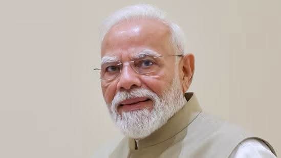 Babubabuji16's tweet photo. மார்க் ஜுக்கர்பெர்க் மன்னிப்பு கேட்டார்! மத்திய அரசு Meta இழுத்து வந்து நெருக்கடியில் தள்ளியது

மெட்டா மண்டியிட்டதைப் பார்த்தீர்களா குழந்தைகளே
அமெரிக்காவில் குளிரூட்டப்பட்ட அறையில் அமர்ந்து கொண்டு, 'சமூக நெறிமுறைகள் என்ற பெயரில் உலகம் முழுவதற்கும் நன்னடத்தையைக் கற்றுக்கொடுத்த அந்த மனிதர்
நமது இந்திய அரசு அவரை வரவழைத்து இழுத்து வந்து, கடும் நெருக்கடிக்கு உள்ளாக்கியதைக் கேட்பதே நிம்மதியாக இருந்தது

 இதே நபர் அமெரிக்க அதிபர் டொனால்ட் ட்ரம்பின் ஃபேஸ்புக் கணக்கை ஒரே இரவில் முடக்கி அவரை வெளியேற்றினார்

அதே ஆணவத்துடன் இந்தியப் பிரதமரின் ஃபேஸ்புக் பதிவிலும் அவர் விளையாடினார் இப்போது அவரது கை சுட்டெரிக்கப்பட்டது

இது 2014க்கு முந்தைய இந்தியா அல்ல என்பதை அவர் புரிந்து கொள்ளவில்லை
இது கேள்வி கேட்கும் யாருக்கும் பணியாத புதிய இந்தியா

தொழில்நுட்பக் கோளாறு" என்று கூறி தப்பிக்க முயன்றபோது, ​​இது கோளாறு அல்ல, இது உங்கள் அரசியல் என்று மெட்டாவின் முகத்தில் அறைந்தாற்போல அரசு பதிலடி கொடுத்தது நாடாளுமன்ற தகவல் தொழில்நுட்பக் குழு உலகளாவிய தலைவர்களை டெல்லிக்கு வரவழைத்து மூடிய அறைக்குள் விசாரணை நடத்தியது வரலாற்றிலேயே ஜுக்கர்பெர்க் எழுந்து நின்று மன்னிப்பு கேட்டது அதுவே முதல் முறை

இந்த மன்னிப்புக்குப் பின்னால் பல முக்கிய விஷயங்கள் உள்ளன அவற்றை நீங்கள் தெரிந்து கொள்ள வேண்டும்

1.பிரதமரின் பதிவை முடக்கிய ஆணவம்

NEET தேர்வு வினாத்தாள் கசிவுக்கு எதிராகப் பிரதமர் நாட்டு மக்களிடம் பேசிய பதிவை இவர் கட்டுப்படுத்தினார்
140 கோடி மக்களின் தலைவரின் குரலை ஒரு அல்காரிதம் (algorithm தீர்மானிக்குமா இந்தியாவின் இறையாண்மையின் மீது கை வைத்தால் அந்தக் கையே வெட்டப்படும் என்று அரசு எச்சரித்தது அமைதியான மதத்தைச் சார்ந்தவர்களின் தவறுகளைச் சுட்டிக்காட்டி உண்மையைச் சொன்னால்,அவர்கள் மீது புகார் அளித்து சமூக நெறிமுறைகள் என்ற பெயரில் பதிவை நீக்கிவிடுவார்கள் கணக்கையும் முடக்கிவிடுவார்கள்

2. சேஃப் ஹார்பர்' எனும் பாதுகாப்பு கவசம் போய்விட்டது
இதுவரை,நாங்கள் வெறும் தளம் மட்டுமே, மக்கள் பதிவிடும் விஷயங்களுக்கு நாங்கள் பொறுப்பல்ல என்பதே அவர்களின் வாதமாக இருந்தது ஆனால் அரசு,இந்த நாடகத்தை நிறுத்துங்கள்"என்று கூறிவிட்டது.

யார் எதைப் பார்க்க வேண்டும், எந்தச் செய்தி முன்னிலைப்படுத்தப்பட வேண்டும்,எது ஒடுக்கப்பட வேண்டும் என்பதைத் தீர்மானிக்க அல்காரிதங்களைப் பயன்படுத்தினால் நீங்கள் வெறும் இடைத்தரகர் அல்ல நீங்கள் ஒரு வெளியீட்டாளர் இனிமேல், இந்திய தகவல் தொழில்நுட்பச் சட்டத்தின் கீழ் சேஃப் ஹார்பர்'பாதுகாப்பு கிடைக்காது கலவரத்தைத் தூண்டும் ஒரு பதிவு அல்லது குழந்தைகளைச் சித்திரவதை செய்யும் பாலியல் உள்ளடக்கம் கொண்ட ஒரு வீடியோ வெளியானால் கூட ஜுக்கர்பெர்க் நேரடியாகச் சிறைக்குச் செல்ல நேரிடும்

3பணம் பெற்றுக்கொண்டு தேசத்துரோகச் செயல்களை ஊக்குவித்தல்

இதுவே மிகப்பெரிய ஒப்புதல் வாக்குமூலம் கோடிக்கணக்கான பணத்தைப் பெற்றுக்கொண்டு சில வகையான அரசியல்-எதிர்ப்புச் செய்திகள் மற்றும் இந்தியாவுக்கு எதிரான உள்ளடக்கங்களை ஊக்குவித்ததை Meta நிறுவனம் கூட்டத்தில் ஒப்புக்கொண்டது பாரபட்சமாகச் செயல்பட்டதற்காக அது வருத்தம் தெரிவித்தது அதாவது,இதற்காகப் பணம் செலுத்தியது யார்?பணத்தைக் கொண்டு யாருடைய நிகழ்ச்சி நிரல் இங்கே செயல்படுத்தப்பட்டது

4.நம் குழந்தைகள் விற்கப்பட்டனர்

BBC நடத்திய விசாரணையில் வெளியான தகவல் அதிர்ச்சியளிக்கிறது இன்ஸ்டாகிராமில் குழந்தைகளின் நிர்வாணப் படங்களை வெளிப்படையாக ஊக்குவிக்கும் விளம்பரங்கள் இதைத் தடுக்க எந்த நடவடிக்கையும் எடுக்கப்படவில்லை இதற்காகத்தான் CSAM விவகாரத்தில் அவர்கள் மன்னிப்பு கோரினர்

5.டீப்ஃபேக் தொழில்நுட்பம் மூலம் தேர்தலைச் சீர்குலைக்கும் முயற்சி

மோடி மற்றும் பிற தலைவர்களின் செயற்கை AI சார்ந்த போலியான வீடியோக்கள் லட்சக்கணக்கான மக்களைச் சென்றடைந்தன ஆனால் எந்த நடவடிக்கையும் எடுக்கப்படவில்லை இது ஜனநாயகத்தையே சீர்குலைக்கும் முயற்சி என்று அரசு கடுமையாகச் சாடியது.

6தரவு காலனித்துவம் முடிவுக்கு வருகிறது

நமது தரவுகளை எடுத்துக்கொண்டு
நம் நாட்டிலேயே பணம் சம்பாதித்து,நமக்கு பாடம் எடுக்கும் அந்த காலனித்துவ மனப்பான்மை இது இங்கே தொழில் செய்ய விரும்பினால் அமெரிக்கச் சட்டத்தையல்ல இந்தியச் சட்டத்தையே பின்பற்ற வேண்டும் என்பதை ஒரு அரசு முதன்முறையாக அவர்களுக்குத் தெளிவாக உணர்த்தியுள்ளது

7.மன்னிப்பு கோருவது மட்டுமே முடிவல்ல

இந்த மன்னிப்பு ஒரு தொடக்கம் மட்டுமே அந்தத் தளத்தின் பாதுகாப்பு மற்றும் உள்ளடக்கக் கட்டுப்பாட்டில் பெரிய மாற்றங்களைச் செய்ய அரசு இப்போது கட்டாயப்படுத்தியுள்ளது.இனி,ஒரு பதிவை முடக்குவதற்கு முன்பாக அவர்கள் நூறு முறை யோசிப்பார்கள்

நேற்று வரை ஃபேஸ்புக் இந்தியர்களுக்குப் பாடம் நடத்தியது