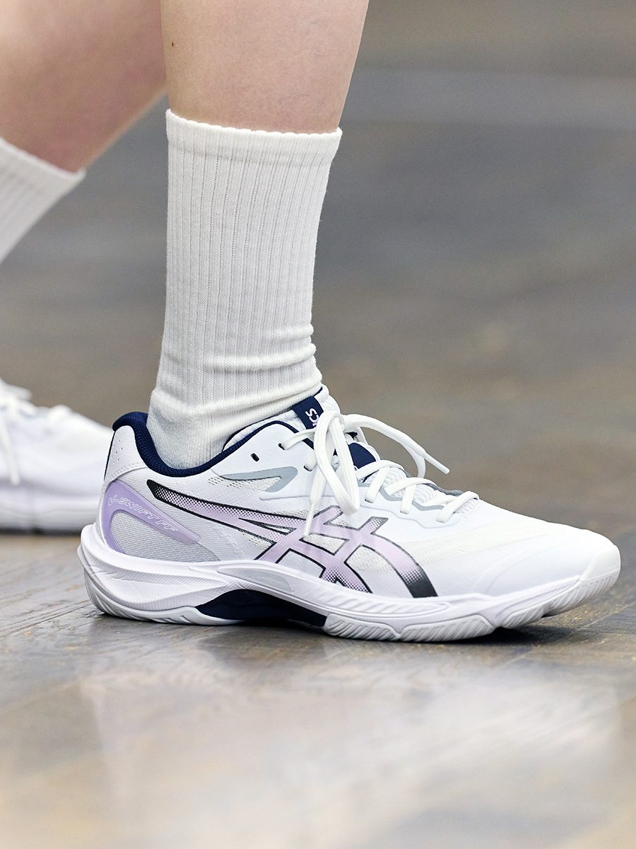 ASICS_JP's tweet photo. NEW COLOR | 予約開始
ジャンプ、着地、切り返し。
さまざまな動きを快適に支える、
クッション性とフィット感。
コートでの動きを自由にする一足。
V-SWIFT FF 5 <New Color>
8/20(木)発売
軽快なプレーを足元から。
🔗https://t.co/e0tv4E1Cov
#石川真佑 @m_ish_0514
#ASICSVolleyball https://t.co/cwminzYQu2