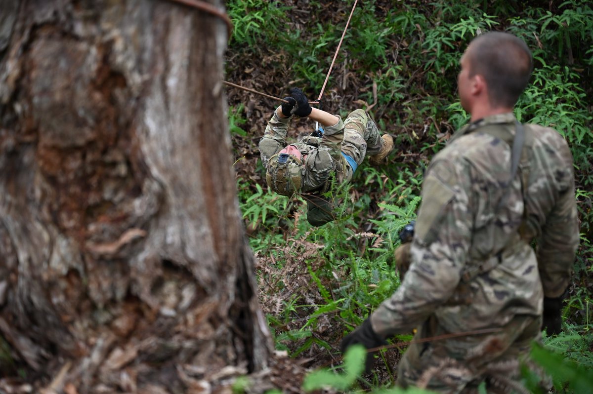 USPACOM's tweet photo. Always ready.

U.S. Airmen with the 178th Security Forces Squadron conduct tactical annual training at Schofield Barracks, Hawaii, maintaining base defense capability and operational readiness.

📍 Hawaii
📸 Tech. Sgt. Tiffany Scofield

#USPACOM #USAF #178thWing #Lethality #Readiness