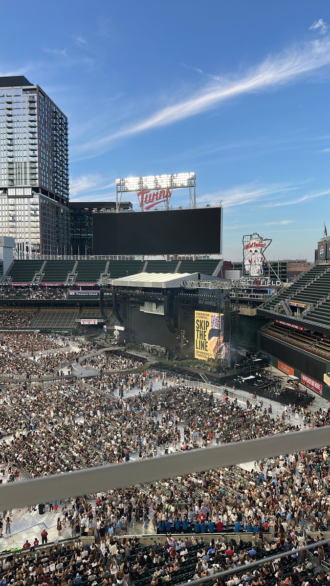jermwyd's tweet photo. @NoahKahan need me to run a few hot dogs back there before the show? #glizzyandable https://t.co/qNmnjkiOph