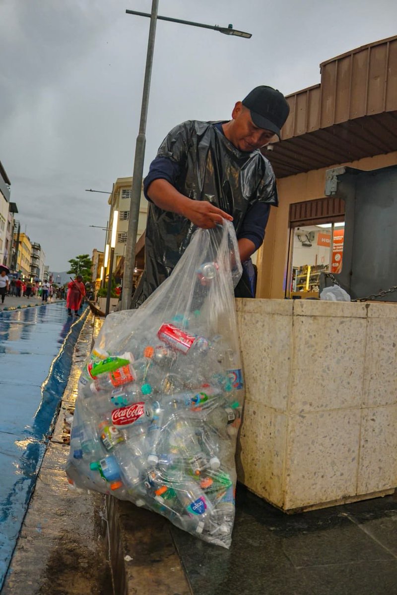 DesechoSolidos's tweet photo. Tras el paso de la procesión del Divino Salvador del Mundo, nuestro equipo continúa firme en el Centro Histórico.
A la par de esta solemne tradición, seguimos realizando la correcta separación de residuos. ♻️

Junto a la @alcaldia_ss, el compromiso de nuestro equipo sigue en pie durante todas las festividades con este nuevo proyecto de sostenibilidad.