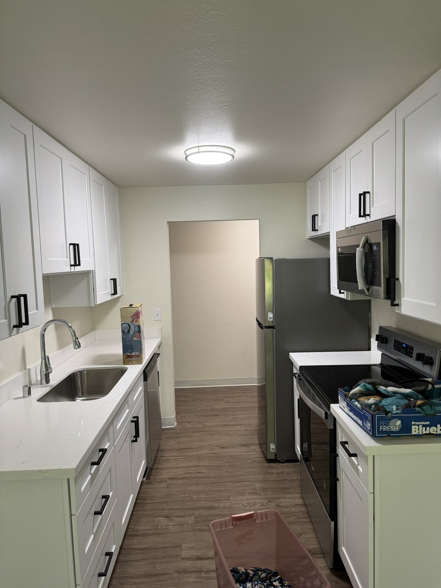 BDreamy__'s tweet photo. Got the keys to the new apartment!!! https://t.co/UkEXre0myO