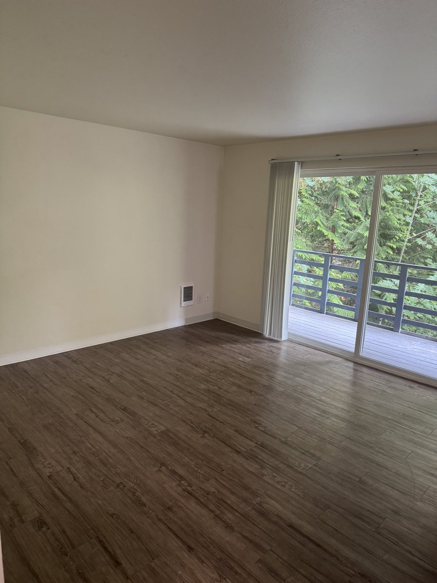 BDreamy__'s tweet photo. Got the keys to the new apartment!!! https://t.co/UkEXre0myO