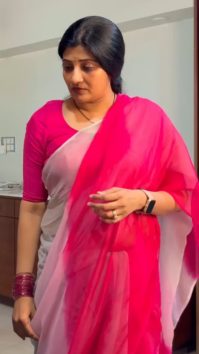 Rajadeluxe69's tweet photo. Oh goddd Nisha baby...god's greatest creation. Look at the way that saree she is flaunting on her🥵.  And ah lazy hairstyle adds more hotness. Damn hottt😘 https://t.co/iCD6QjlYnn