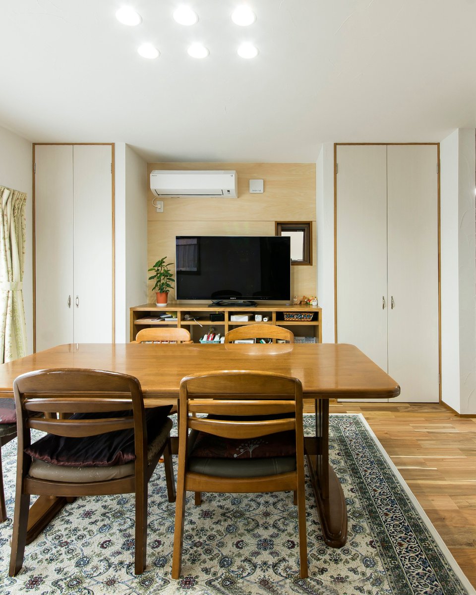 wadahousing's tweet photo. クラシカルなラグと温かみのある木製家具が調和するダイニング。
壁面には大容量の収納を備え、テレビまわりもすっきり。
家族でゆったり食卓を囲める快適な空間です。

 @wadahousing 

#ダイニング #注文住宅 https://t.co/5VBvR6OgkL