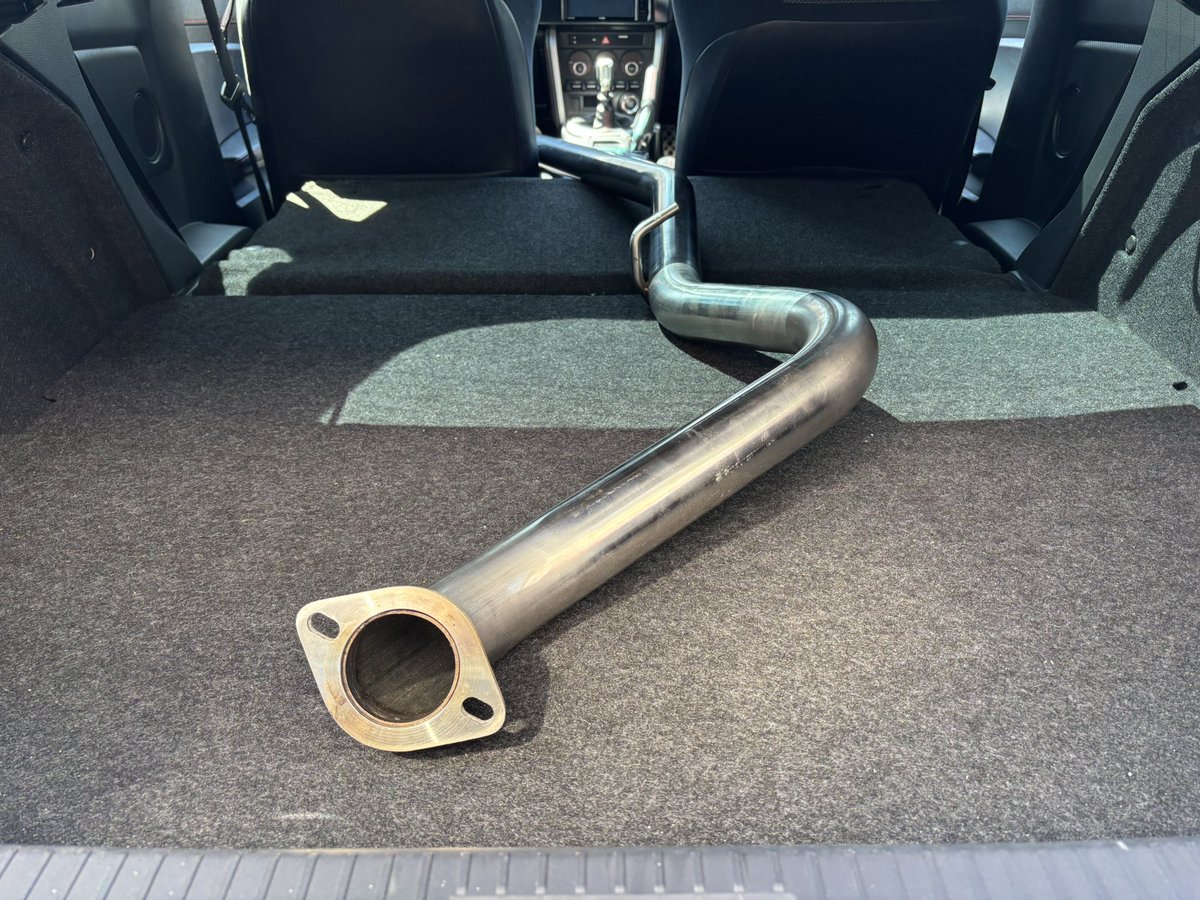 Daicruise1's tweet photo. ZN6の御新規様持込みパーツがガガガ〜
競技用センターパイプ、嫌な予感的中して
製品不良でフランジの角度がまるでダメ😭
事前に御説明させて頂いておりますがこの場合取付け不可でも工賃が発生してしまいます💦
お持込みパーツは本当にリスクが大きいです🙇‍♂️
＃持込みパーツ ＃通販パーツ ＃ZN6 https://t.co/iMGcWewCqk