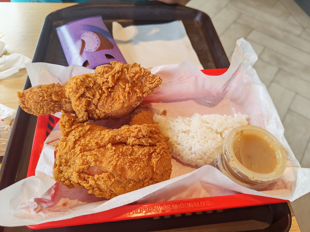 molavefinds's tweet photo. #MayMay muggy #weather outside. Jokey #Habagat will come knocking on our rusting tin roof b4 lunch. Meanwhile, after meat ๐ฅฉshop buys, comfy #Tastify @Mcdo_phil breakfast ๐ณโ๐ with 2pcs. chicken 7mins #willingtowait from Fry master Marco. Happy #walangpasok No fez2fez, NObAR https://t.co/cnr1dFnvlZ