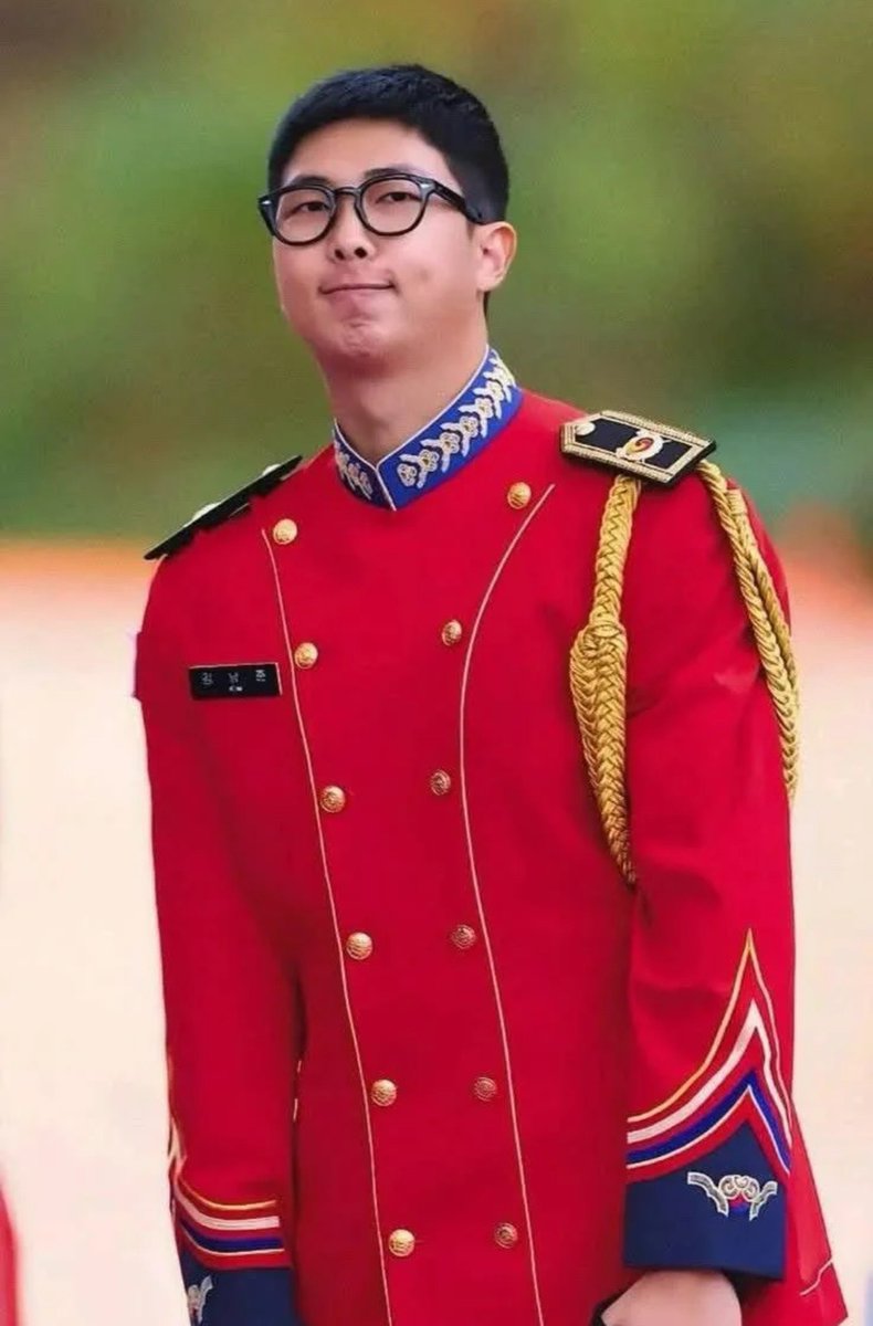 HateCrave's tweet photo. Armys tried so hard to hide this picture 😭 https://t.co/pkJufqeZ5b