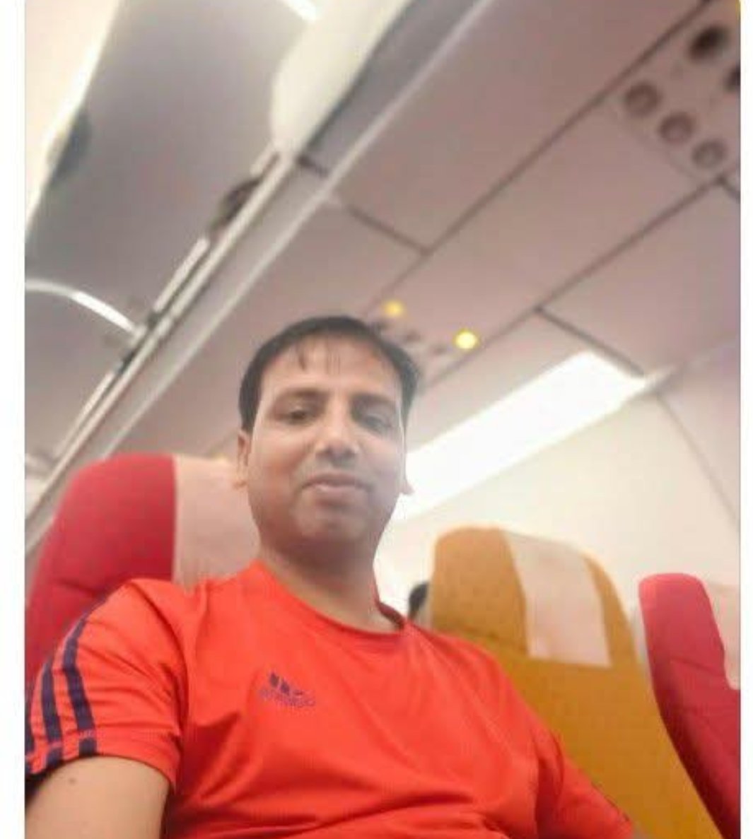 dromsudhaa's tweet photo. एयर इंडिया के टर्बुलेंंस से याद आया । दिल्ली से पटना आते हुए मैंन��� भी ऐसे ही एक मुश्किल घङी का सामना किया है। 
एयर इंडिया की ही फ्लाइट थी ��� मेरे बगल वाली सीट पर महावीर अस्पताल, पटना की एक डाक्टर थी ।
चूंकि , मैं रेगुलर फ्लाईट से सफर करता हूं , तो टर्बुलेंंस से अब घबराहट नहीं होती ।
लेकिन , उस दिन के टर्बुलेंंस से मैं भी अंदर से हिल गया था । मन ही मन प्रण किया कि पैदल चला जाऊंगा पर प्लेन से नहीं।
लगभग हर पैसेंजर हनुमान चालीसा पढ रहा था, रो रहा था , चिल्ला रहा था।
हम ठहरे नास्तिक आदमी , हनुमान चालीसा भी नहीं आता ।