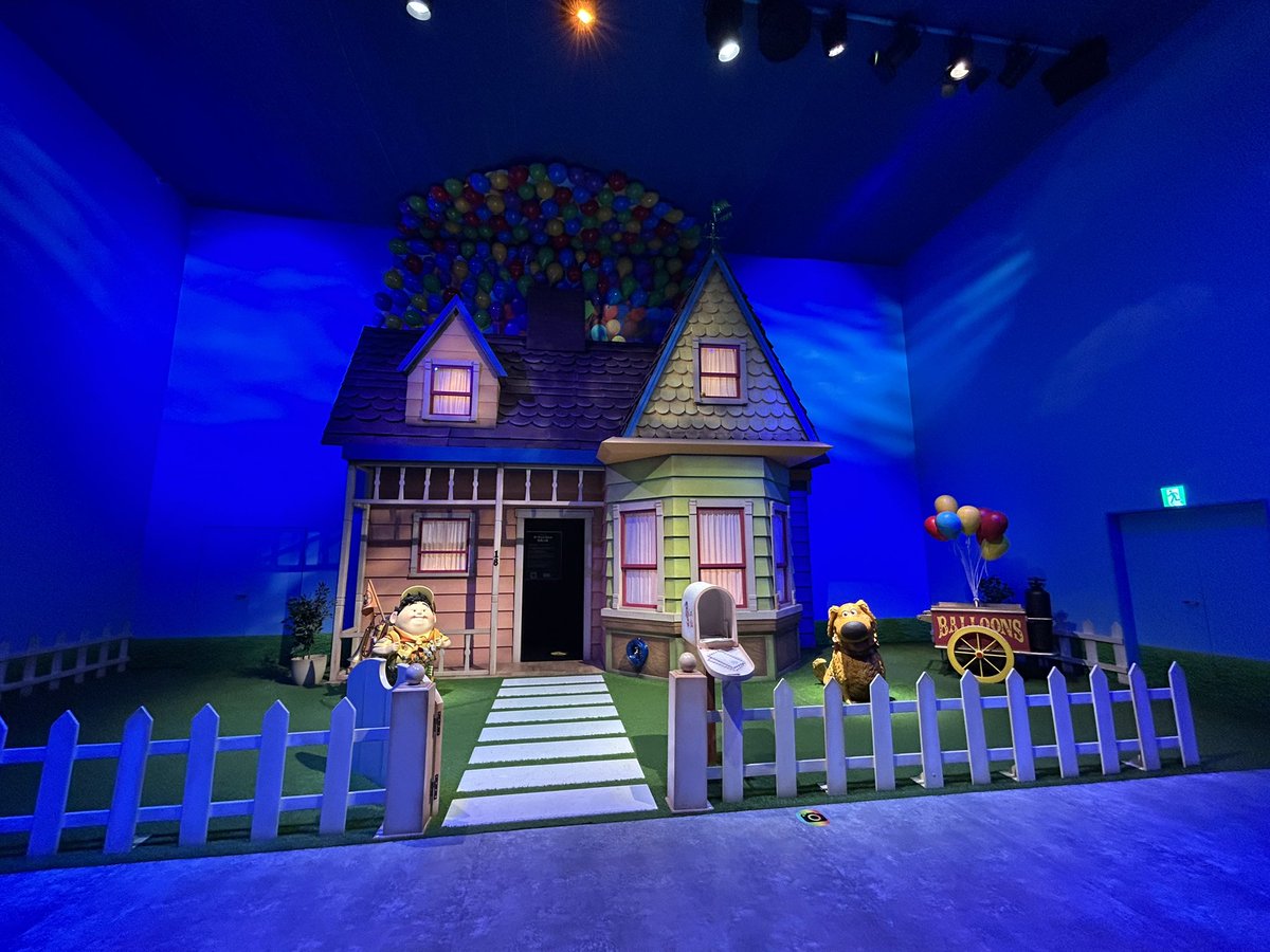 カールじいさんページ♡ カールじいさんの空飛ぶ家 PAJは家の中と森でしたが、ピクサーの世界展
