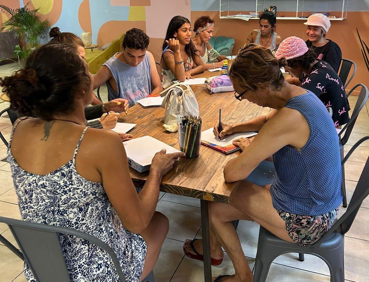 alinadurso's tweet photo. Pessoal, estamos numa dificuldade absurda em bater o valor de R$1.000 que irá ajudar a custear itens básicos para uma casa que acolhe 30 travestis

E tudo isso porque a galera não se importa em engajar post pra ajudar pessoas trans em vulnerabilidade

Muitos dias que estamos na dificuldade de bater esse valor, compartilhamento pode ajudar muito!!

Pix: traviarcado@gmail.com