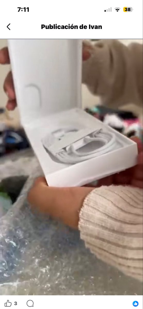 Andreavaldetti's tweet photo. Hago mención de la queja de unos amigos, el cual compraron un iPhone por @WalmartMexico y la caja llegó vacía, al reclamar, la tienda cerró su investigación sin devolución de su dinero o envío de un teléfono, ojalá la @Profeco pueda hacer algo. Adjunto las evidencias de mis amigo https://t.co/mM4zkDCnFd