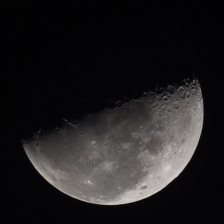MarvabluesF1's tweet photo. Third Quarter Moon at 3.41 AM on August 6, 2026. https://t.co/AuwjEYbn1A