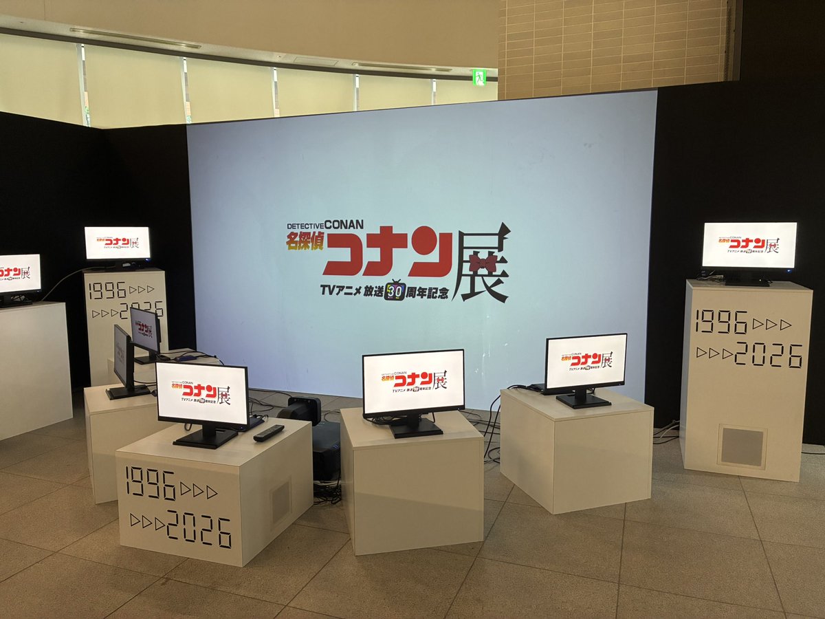 CONAN_ten's tweet photo. #アニコナ展 大阪会場
本日もオープンいたしました🚩

イントロダクションでは、
オープニングでおなじみのシーンを30年分一挙にご紹介📺
懐かしい映像におもわず見入っちゃいます🤭

皆さまのご来場お待ちしております！
 https://t.co/vAW6uDtZA5
 
 #名探偵コナン #読売テレビ https://t.co/dqPhrHZNtX