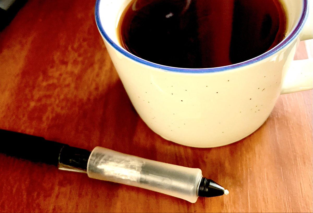 wadapenn's tweet photo. 今日の仕事場も相変わらず暑いけど、昨日程じゃないので
ホットコーヒー飲みながらペン入れ中〜✒️ https://t.co/Xeb4r6wyX1