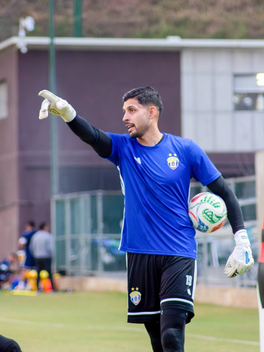 LigaFUTVE's tweet photo. 🧤 • Rafa Romo completó su primera sesión de entrenamiento con @UCVFCOFICIAL y ya trabaja junto al grupo

🙋🏻‍♂️ • El de Turén acelera su puesta a punto con la mira fija en el duelo de este domingo ante Metropolitanos

📸 • Nelvin Barreto 
#LigaFUTVETriunfobet https://t.co/XblAqHqiVW