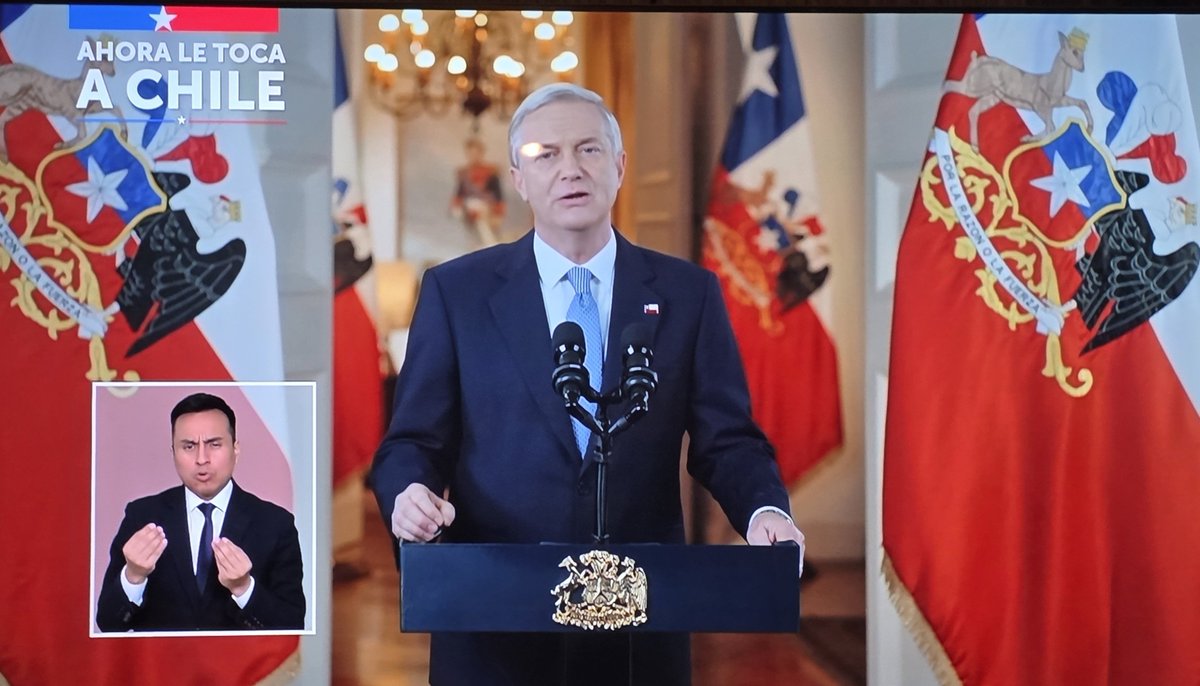 cleporati's tweet photo. En #cadenacional el presidente Kast en una especie de "cuenta pública chica" exuda optimismo entre un mar de banderas y los retratos de Portales y O'Higgins - algo connotarán - pone el foco en algunas cifras, la agenda seguridad y un mar de promesas; el gobierno continúa en modo campaña electoral.
