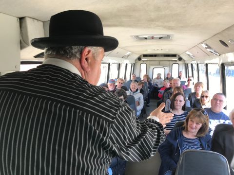 eVisitorGuide's tweet photo. Explore Chicago's colorful gangster history on a fun, informative bus tour! https://t.co/Fh77mIykyx
#Chicago #travel #budgettravel #sightseeing #tours #mafia #history #prohibition #alcapone #gangstertours https://t.co/DqpwPTFok3