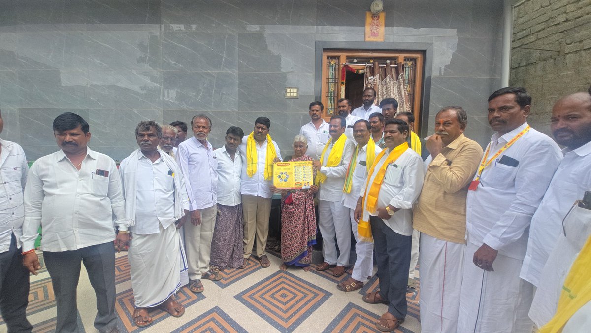d_polanna's tweet photo. పత్తికొండ నియోజకవర్గం లో రెండేళ్ల అభివృద్ధి పాలన గురించి ఇంటింటి ప్రోగ్రాం పాల్గొన్న పత్తికొండ నియోజకవర్గం పరిశీలికులు వడ్డే సిమెంట్ పోలన్న https://t.co/K7lTktS1o4