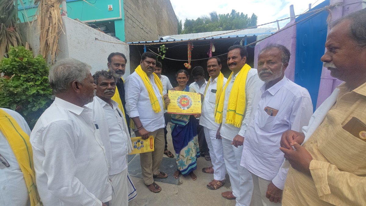 d_polanna's tweet photo. పత్తికొండ నియోజకవర్గం లో రెండేళ్ల అభివృద్ధి పాలన గురించి ఇంటింటి ప్రోగ్రాం పాల్గొన్న పత్తికొండ నియోజకవర్గం పరిశీలికులు వడ్డే సిమెంట్ పోలన్న https://t.co/K7lTktS1o4