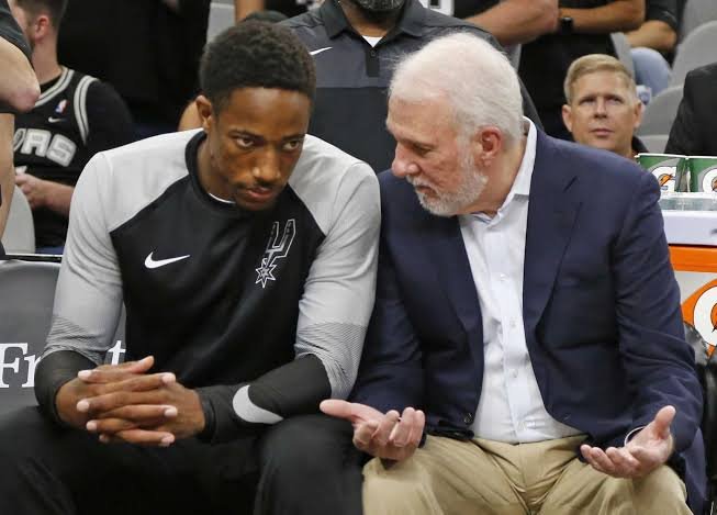 NBAdoPovo's tweet photo. DeMar DeRozan explicando como eram os treinos comandados por Gregg Popovich:

"Havia dias em que a gente chegava achando que teria treino... Mas o técnico Pop mostrava para nós o que estava acontecendo em algum país de terceiro mundo... Com crianças de 13 anos sendo treinadas... Para matar com fuzis AK-47.

Ele dizia: 'Nós temos a oportunidade de vir aqui... Arremessar uma bola de basquete... Ganhar milhões de dólares... Sustentar nossos filhos.'

Ele fazia muito esse tipo de coisa... Para colocar tudo em perspectiva o tempo todo. Era realmente quem ele era... Em todos os momentos.

Para ele, o basquete sempre vinha por último. Primeiro vinha você como homem. Depois a família e todo o resto, antes do basquete.

Ele nos dizia: 'Esse negócio de basquete não é nada. F*da-se vitórias e derrotas. F*da-se títulos. O que realmente importa é: como você está? Como está sua família? Como estão seus filhos?'"

🗞️ @7PMinBrooklyn