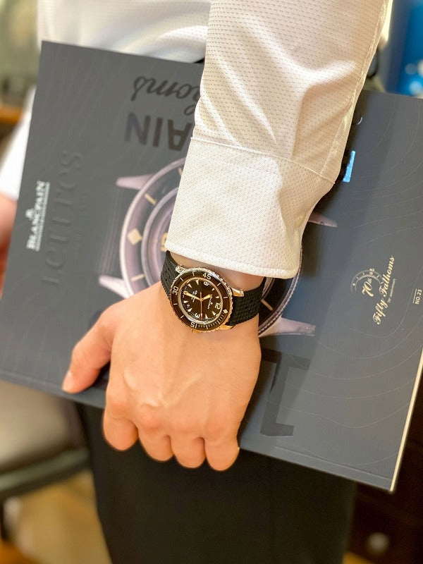 hassin_jeweler's tweet photo. ダイバーズの原点にして至高。ブランパン「フィフティファゾムズ」。
本格派ミリタリー・ダイバーズの武骨さを持ちながらも、「ドレスシャツの袖口にも収まる気品」を醸し出しています。
https://t.co/xhWqFE1z0c
#ブランパン #腕時計 #時計 #宝石の八神 #HASSIN #ダイバーズウォッチ #海 #夏 https://t.co/9KUYVXzpju