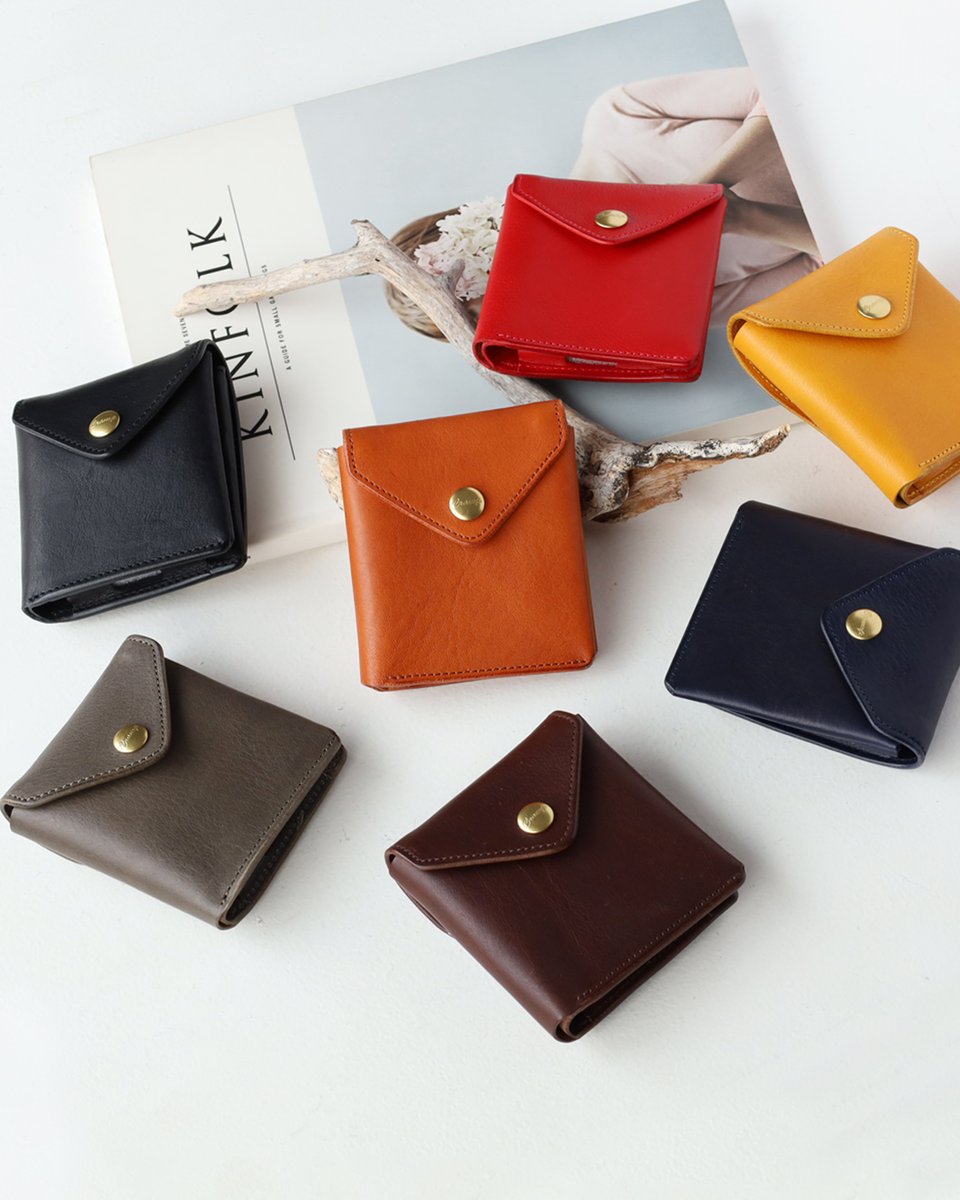 craftcafe_r's tweet photo. 【小さくても頼れる、ギミックの効いた二つ折り財布】
下の穴から押し出すだけでカードが取り出しやすい、CRAMPのコンパクト財布。大きく開くコインポケットも便利です。
https://t.co/P9o9DUbSCr https://t.co/nEU2Tylqy8