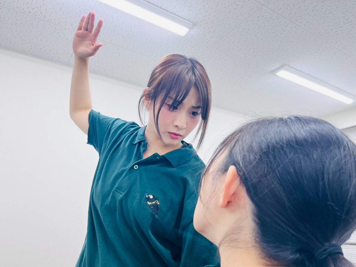 tanensokyu's tweet photo. 火ゲキ終わりホヤホヤの香菜海ちゃん・鎌田さんが合流して下さり昨日もお稽古🚬

ウネウネとウゾウゾと...
まおりさん作のダンスに音合わせにTHE葉兜！な演出がフル稼働。
特に役者の頭がフル回転する日だった気がします、脳トレかも🧠

糖分摂取で頑張って行きましょうね〜❤️‍🔥

#おてがみかしこ
#旦煙草吸