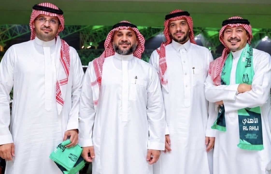 80Fayz's tweet photo. بخصصلكم وقت في كل صلاه 💚😍 https://t.co/BSO8qjIKOF