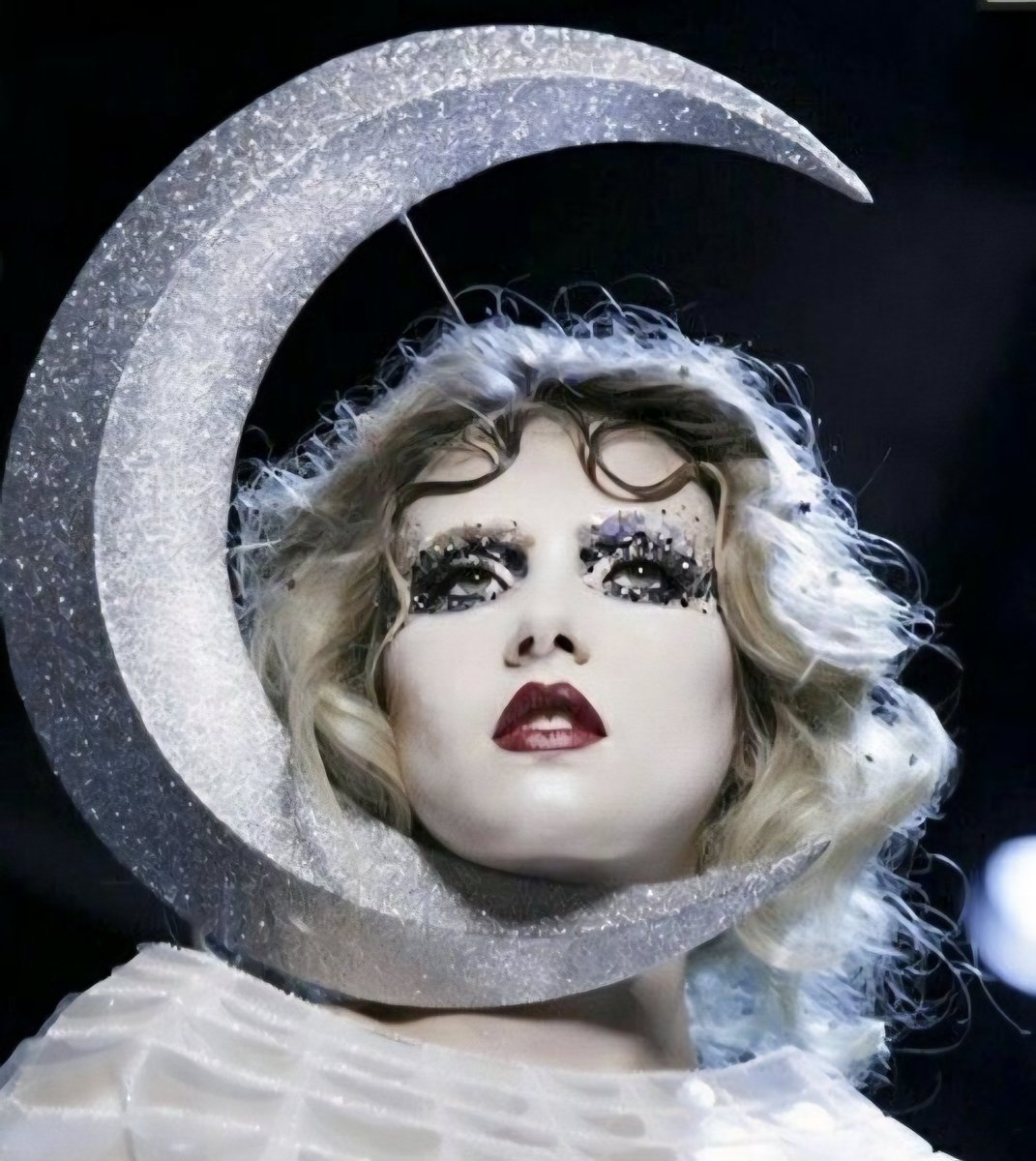 TheWabiSabiLife's tweet photo. Christian Dior Fall 2011 Couture collection, designed by John Galliano and featuring makeup by Pat McGrath https://t.co/mHQGEuAXzj
