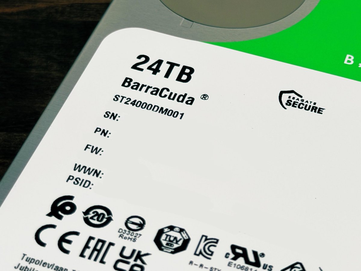 TimecodeLab's tweet photo. HDD 24TB、買っちった(*ﾟ▽ﾟ)ﾉ
前回購入した12TB ×2本は、もうパンパンだし、少し待ってても安くなるわけじゃないから…。
しかし、1年前の2倍の値段か…_(´ཀ`」 ∠)_

そういえば、初めて追加HDD買ったのは30年前。1GBで5万円前後だったかな？
でSCSI接続だったね(*´▽｀*) https://t.co/5JFm1juwWo
