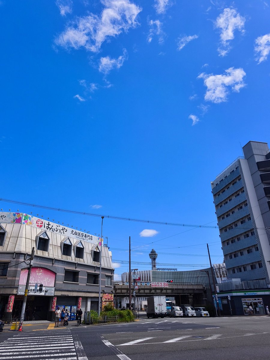 300x's tweet photo. 新今宮駅前の太子交差点にて
ああべのハルカス
通天閣
夏空で暑いね https://t.co/PqnW3zfTXy