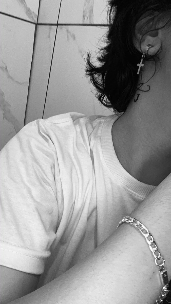 coelinhho's tweet photo. Oi, manas e manos. Vocês tem uma tatuagem com a inicial de vocês no pescoço do ex de vocês? 
Eu tenho. https://t.co/GhsRddg6kb