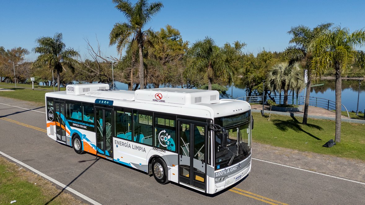 CiudadDeBondis's tweet photo. 🇨🇳KING LONG ESTARÁ EN EXPOTRANSPORTE 2026
#PudongMotors, empresa distribuidora oficial de #KingLong en Argentina, anuncia que se podrán ver coches a GNC y Eléctricos de esa marca en la #ExpoTransporte2026 que se realizará del 11 al 13 de Agosto en la Rural https://t.co/QSVq3q440t