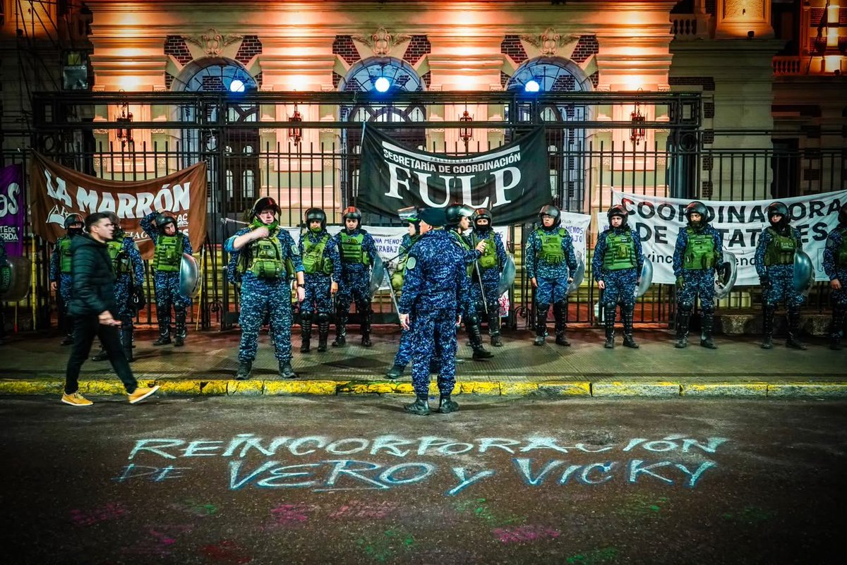 chipicastillo's tweet photo. La Bonaerense de Kicillof en un operativo a lo Patricia Bullrich para amedrentar el acampe en Plaza San Martín en La Plata por la reincorporación al Astilleros Río Santiago de Victoria Lago y Verónica Giraldi. Ningún despido! Reincorporación ya! https://t.co/Pvh8WnSad0