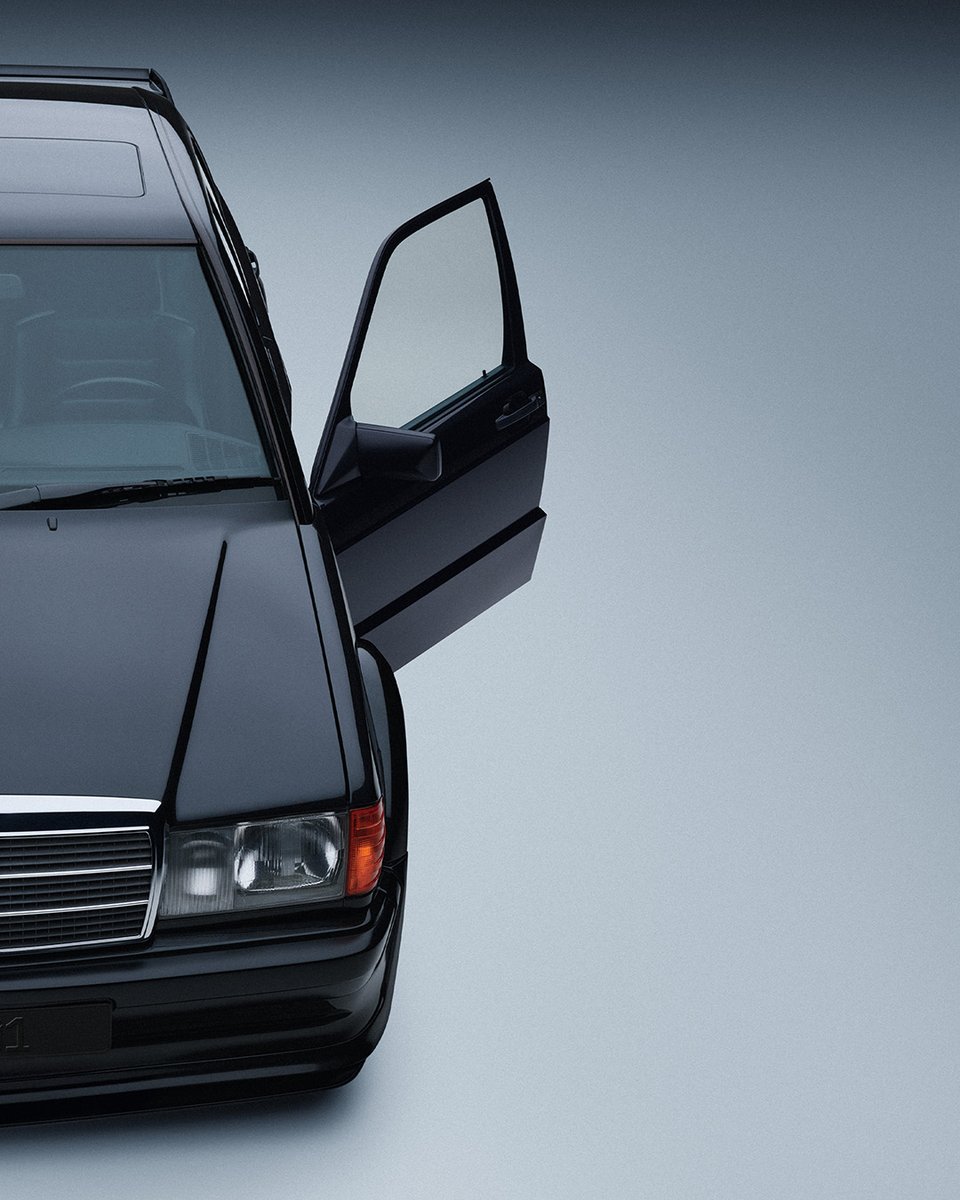 MercedesBenz_JP's tweet photo. MERCEDES-BENZ 190 E 2.5-16 EVOLUTION (1989)

ルールが生んだ、妥協なきレーシングスペック。
DTM参戦の条件——
それは「市販車として500台以上を生産すること」。
レース規定をクリアするため、メルセデスはわずか502台の特別モデルを生産しました。 https://t.co/OttTYaLm11