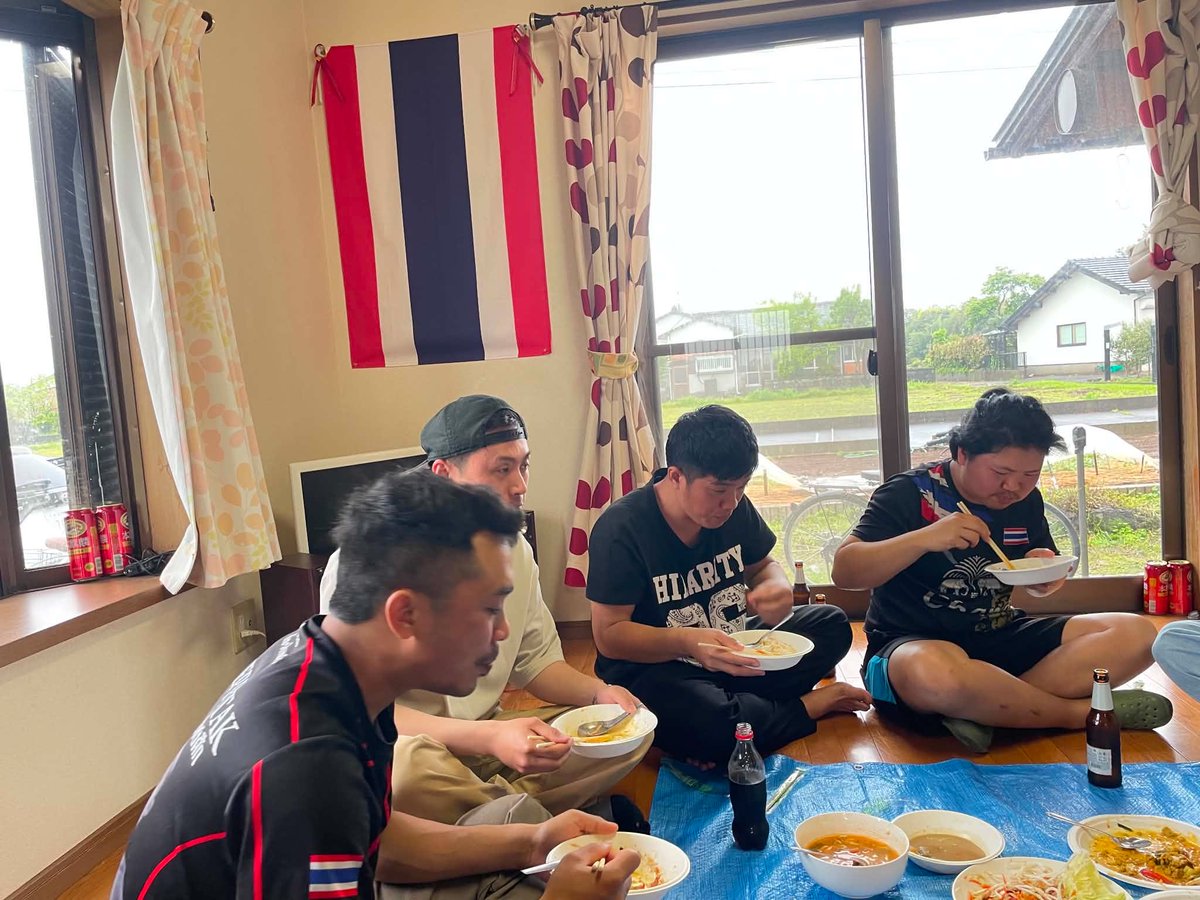 IMJapan_IMDOJ's tweet photo. 【福岡支局より】
”移住先は大分？それともタイ？”
大分県中津市の東栄工業所では実習生の宿舎で開かれる昼食会が評判に✨
社員なら誰でも参加できるそうで、社長曰く「辛くなければ美味しくない」と😊
タイ本場の家庭料理が味わえるとメディアでも紹介されました🎦 https://t.co/4rmdLhzTeg