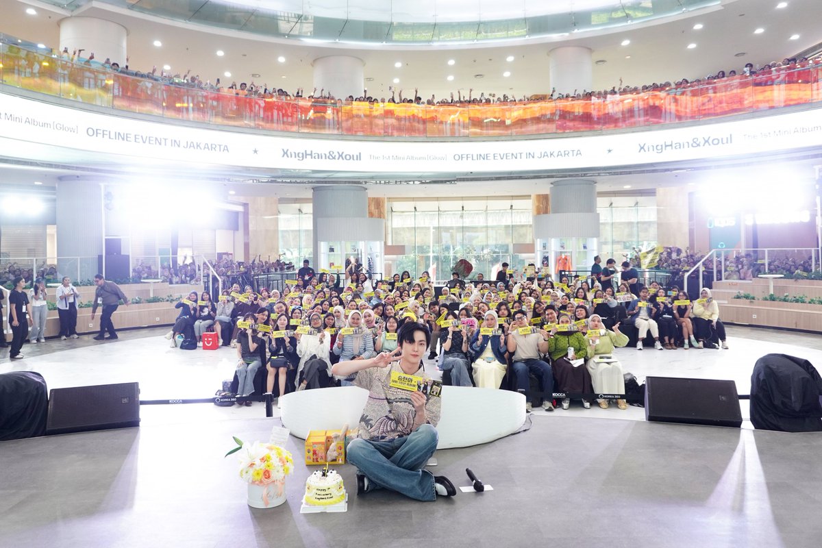 xx__archive's tweet photo. 260806 Fansign Event in INDONESIA [260801]

#XNGHAN group photo with MATEs https://t.co/CUaqRNAi9Q