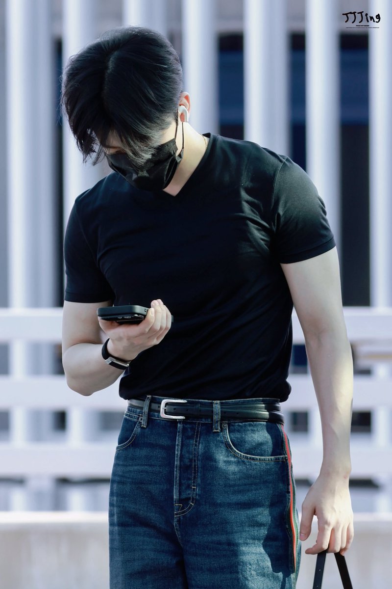 starring13augst's tweet photo. he is just on his phone but.... jaemin na i'm not your strongest soldier..... https://t.co/PEOuleVqVW