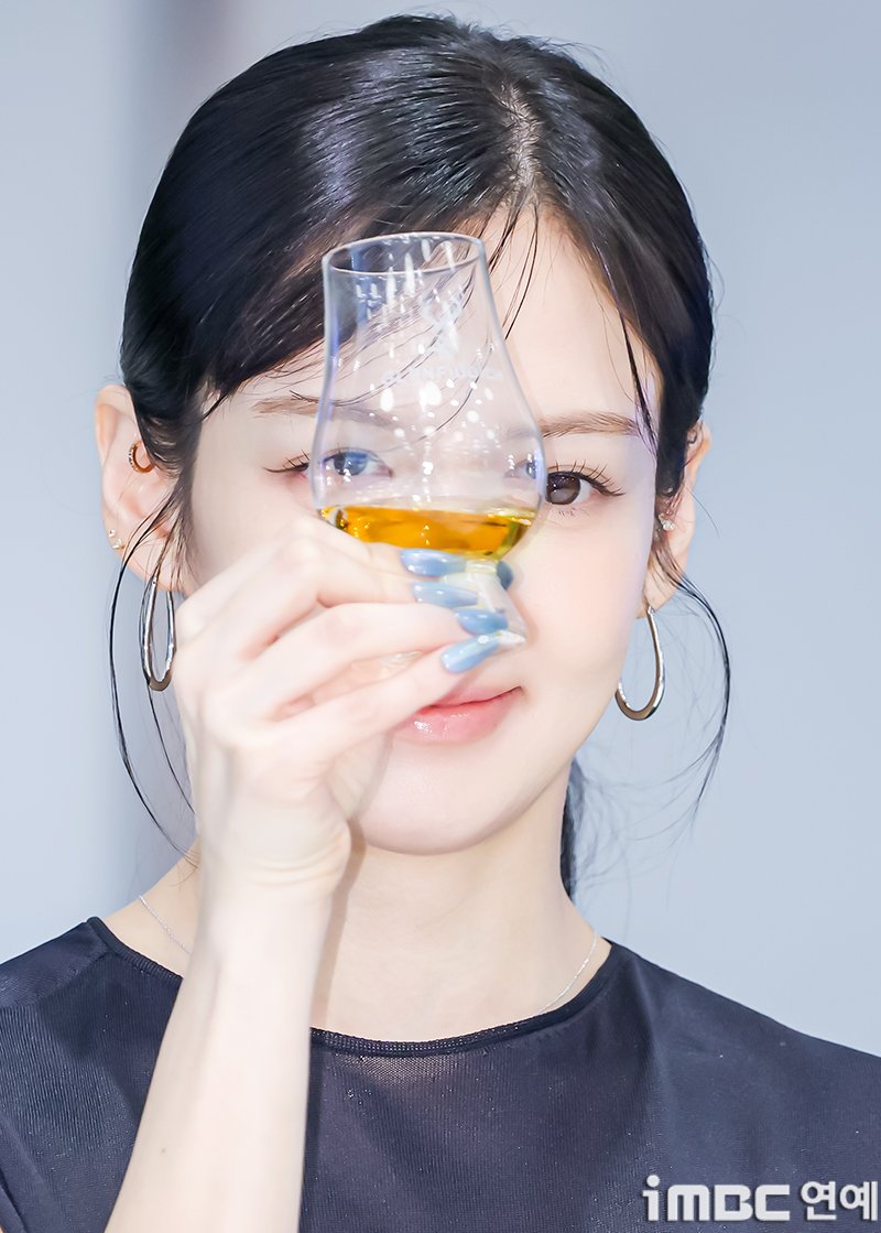 imbcenews's tweet photo. [포토] 효연, 잔든 효
#효연 #가수 #소녀시대 #팝업스토어 #오픈행사 #iMBC연예

가수 효연(소녀시대 SNSD)이 6일 오전 서울 여의도에 위치한 한 백화점에서 열린 주류 브랜드와 레이싱 팀의 파트너십 기념 팝업스토어 오픈 행사에 참석해 포즈를 취하고 있다.

🔗https://t.co/lYUyD2hD7w https://t.co/0yBVLyuAsc