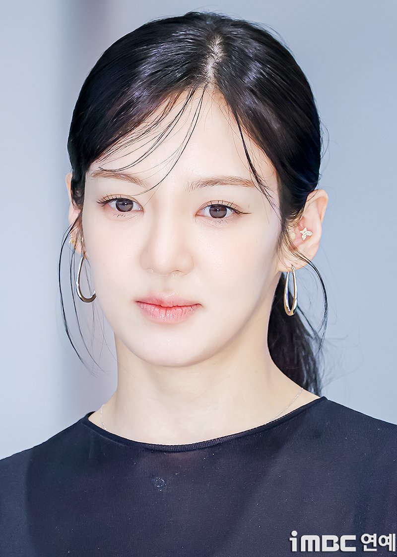 imbcenews's tweet photo. [포토] 효연, 반짝이는 예능감
#효연 #가수 #소녀시대 #팝업스토어 #오픈행사 #iMBC연예

가수 효연(소녀시대 SNSD)이 6일 오전 서울 여의도에 위치한 한 백화점에서 열린 주류 브랜드와 레이싱 팀의 파트너십 기념 팝업스토어 오픈 행사에 참석해 포즈를 취하고 있다.

🔗https://t.co/5lEww7OxaN https://t.co/0EWlBm5m3n