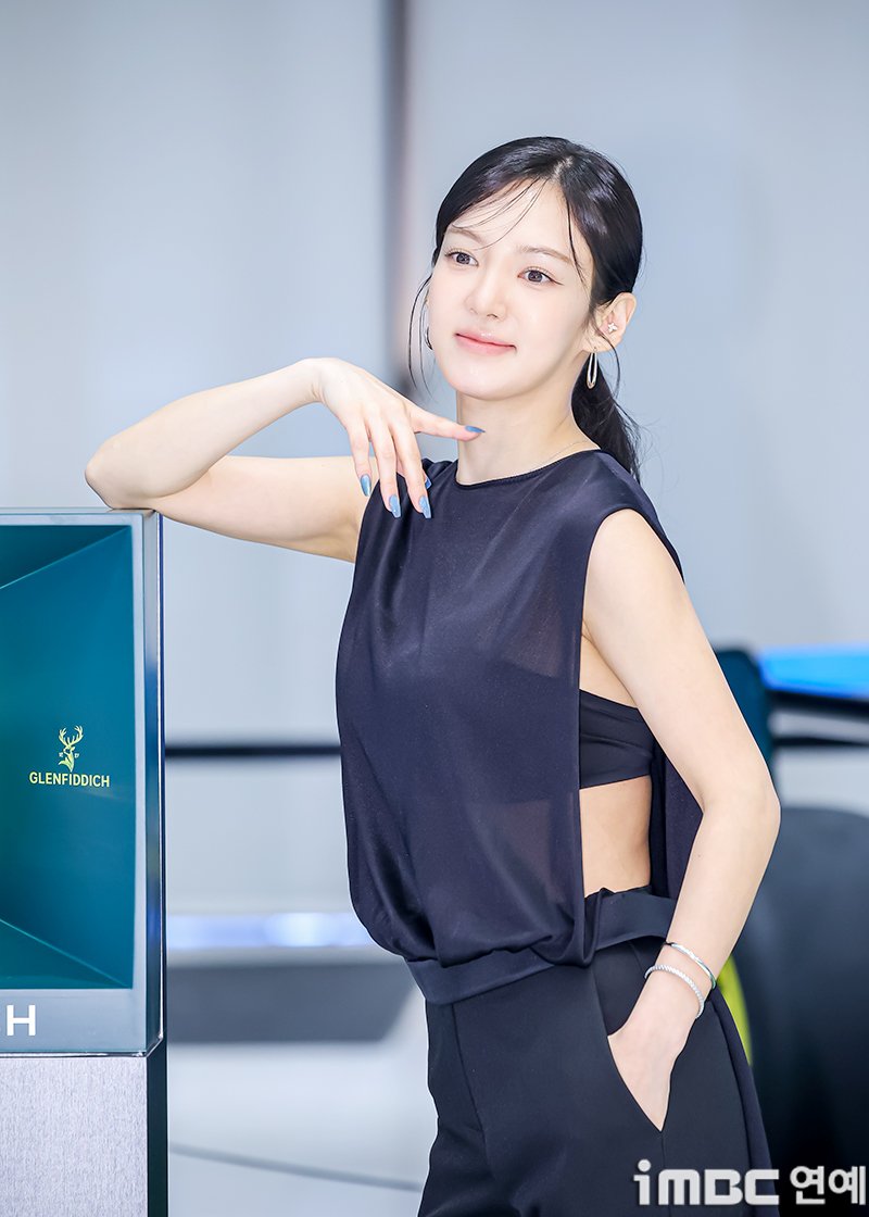 imbcenews's tweet photo. [포토] 효연, 반짝이는 예능감
#효연 #가수 #소녀시대 #팝업스토어 #오픈행사 #iMBC연예

가수 효연(소녀시대 SNSD)이 6일 오전 서울 여의도에 위치한 한 백화점에서 열린 주류 브랜드와 레이싱 팀의 파트너십 기념 팝업스토어 오픈 행사에 참석해 포즈를 취하고 있다.

🔗https://t.co/5lEww7OxaN https://t.co/0EWlBm5m3n