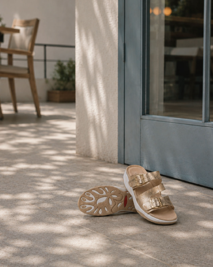 mbt_jp's tweet photo. 軽やかな一歩を、このサンダルで。

Model：KACE

#mbt #サンダル #リカバリーサンダル #足元コーデ #サンダルコーデ https://t.co/5hhLaO7lSS