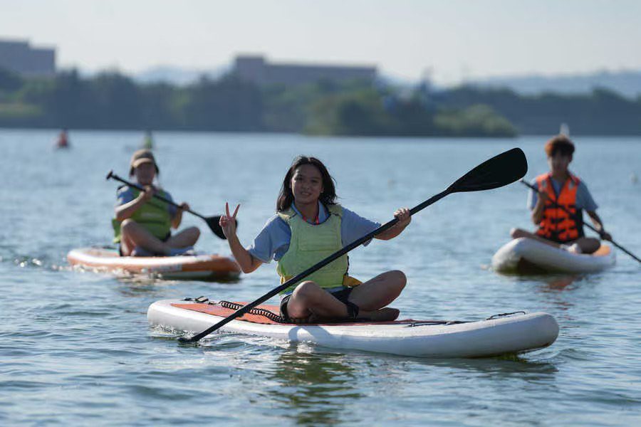 GjrbDaily's tweet photo. Ride the waves and make friends through competition! Youth from both sides of the Strait gather at Donghu, Fuzhou. The 14th Strait Youth Day·Fuzhou-Taiwan Youth University Water Sports Exchange Camp is kicking off in full swing!
#sport #friendship #communication #Fuzhou https://t.co/EJKFclHGKn