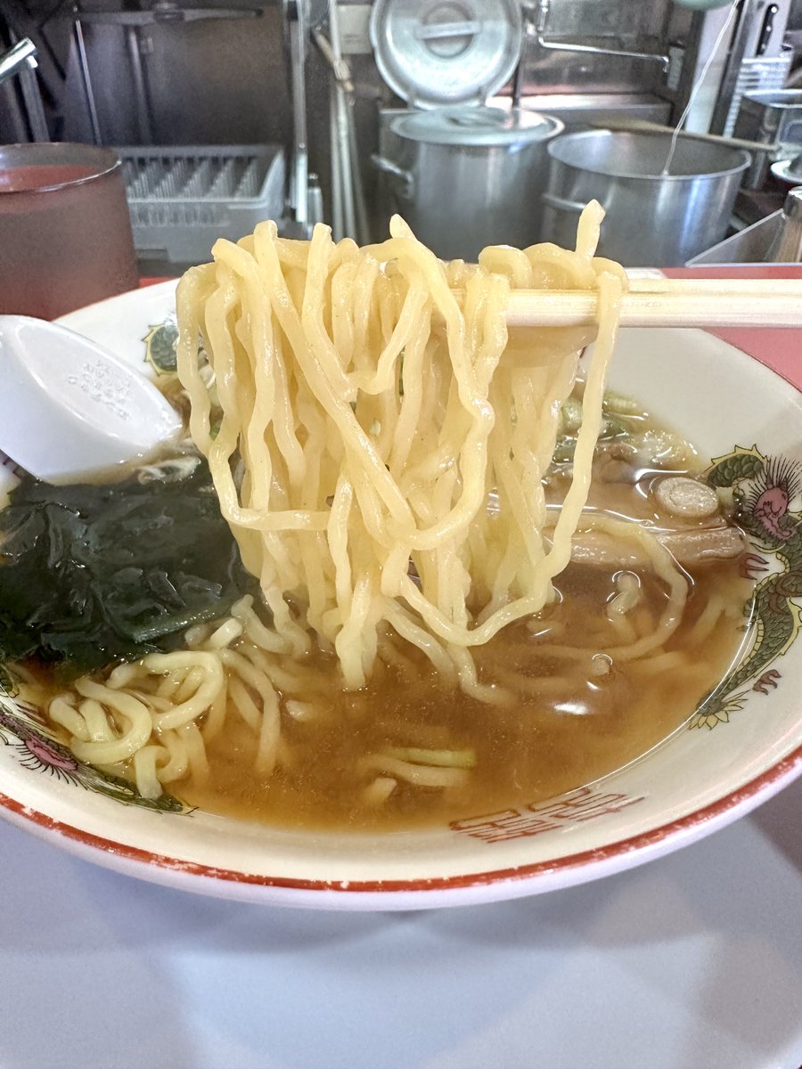 1777_42's tweet photo. 朝ラーメン0.3k
岐阜タンメン直営 中華そば小池@尾張一宮
平日朝のみのご奉仕ラーメン😋 レンゲでスープを啜ると朝向けあっさり味だけど奥に旨味が鎮座しています。卓上のコショーとニンニクをトッピングすると更に味が決まりました😋 https://t.co/VCdignGJsu