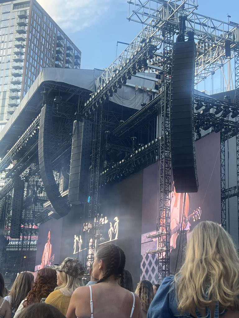 visible_regret's tweet photo. #at #the #noahkahan #concert https://t.co/FkmPLVoVDh